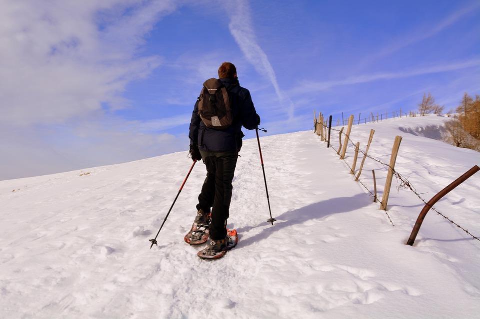 viser en person som går på tur med truger i vinterlandskap - Klikk for stort bilde
